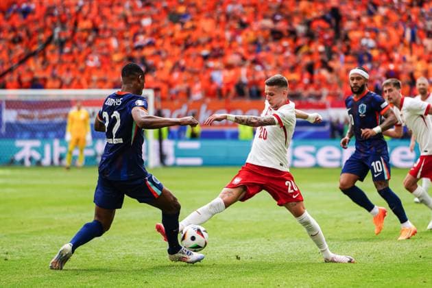 Denzel Dumfries Netherlands, 22 , Sebastian Szymanski Poland, 20 GER, Poland vs Netherlands, European Football Championship, UEFA Euro 2024, Matchday 1, 16 06 2024 GER, Poland vs Netherlands, European Football Championship, UEFA Euro 2024, Matchday 1, 16 06 2024 Hamburg Copyright: xEibner-Pressefoto MarcelxvonxFehrnx EP_MFN