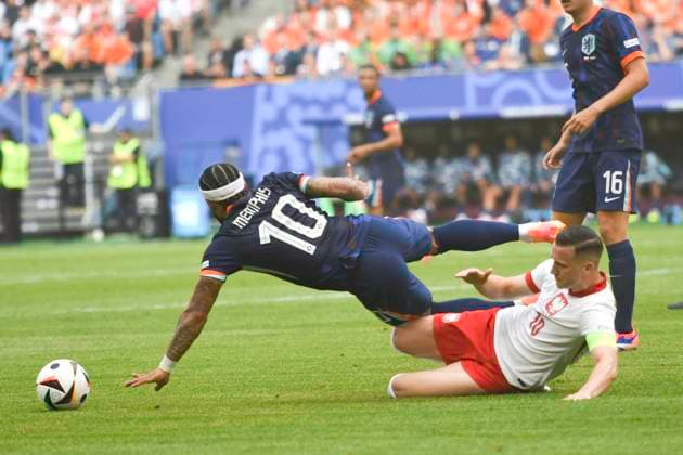GER, Euro 2024, Group D, Poland POL vs Netherlands NED 16 06 2024, Volksparkstadion, GER, Euro 2024, Group D, Poland POL vs Netherlands NED in the picture Piotr Zielinski POL 10 tries to assert himself against Memphis Depay NED 10 nordphotoxGmbH xWitke nph00002