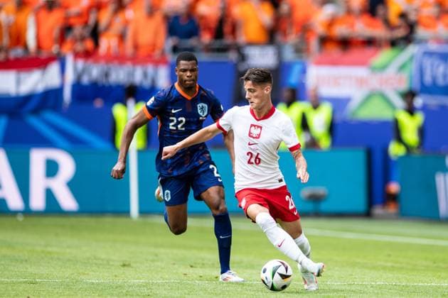 UEFA EURO 2024 Poland Netherlands 16 06 2024 Kacper Urbansky Poland, 26 , Denzel Dumfries Netherlands, 22 UEFA EURO 2024 Poland Netherlands Volksparkstadion, Hamburg 16 06 2024 Copyright: xBEAUTIFULxSPORTS Buriakovx