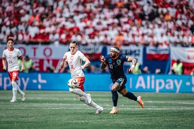 Soccer Men UEFA European Football Championship 2024 Group D Poland vs Netherlands 16 06 2024 v l Piotr Zielinski 10, Poland and Memphis Depay 10, Netherlands run for the ball Hamburg Volksparkstadion Hamburg Germany