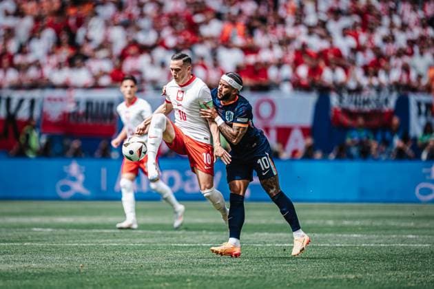 Soccer Men UEFA European Football Championship 2024 Group D Poland vs Netherlands 16 06 2024 v l Piotr Zielinski 10, Poland and Memphis Depay 10, Netherlands fight for the ball Hamburg Volksparkstadion Hamburg Germany