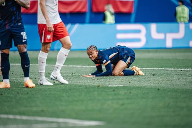 Soccer Men UEFA European Football Championship 2024 Group D Poland vs Netherlands 16 06 2024 Xavi Simons 7, Netherlands frustrated at the ground Hamburg Volksparkstadion Hamburg Germany