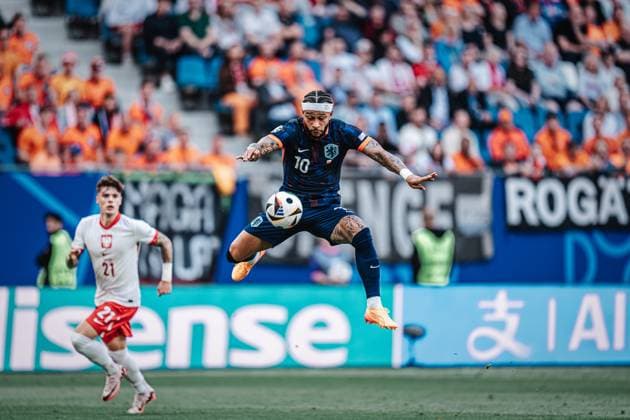 Soccer Men UEFA European Football Championship 2024 Group D Poland vs Netherlands 16 06 2024 Memphis Depay 10, Netherlands takes the ball in the air Hamburg Volksparkstadion Hamburg Germany