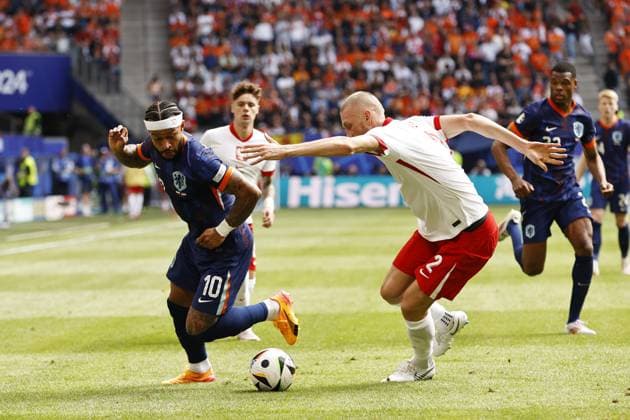 HAMBURG - (l-r) Memphis Depay of Holland, Bartosz Salamon of Poland during the UEFA EURO, EM, Europameisterschaft,Fussball 2024 group D match between Poland and the Netherlands at the Volksparkstadion on June 16, 2024 in Hamburg, Germany. ANP MAURICE VAN STEEN UEFA EURO 2024 2024 xVIxANPxSportx xxANPxIVx 501237247 originalFilename: 501237247.jpg