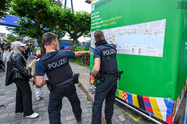 EURO 2024, Fanzone in Frankfurt Belgium v Slovakia Group E - UEFA EURO, EM, Europameisterschaft,Fussball 2024 16 06 2024 FRANKFURT AM MAIN, GERMANY - JUNE 16 : German police with supporters and fans enjoy the Fanzone ahead of the UEFA EURO 2024 European Football Championship tournament group E stage match between Belgium and Slovakia at Frankfurt Arena on June 16, 2024 in Frankfurt am Main, Germany, 16 06 2024 Frankfurt am Main Germany  Copyright: xVincentxKalutx