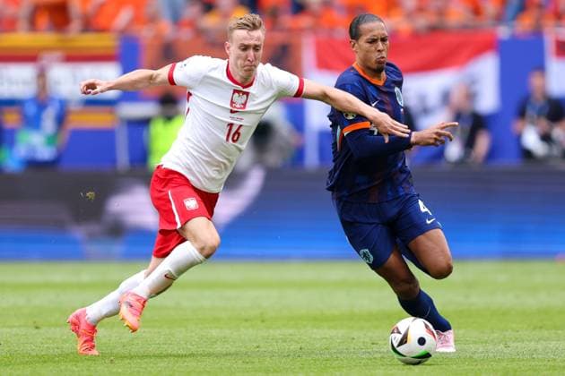 2024-06-16 Poland v Netherlands - Group D - UEFA EURO, EM, Europameisterschaft,Fussball 2024 HAMBURG, GERMANY - JUNE 16: Adam Buksa of Poland battles for the ball with Virgil van Dijk of the Netherlands during the Group D - UEFA EURO 2024 match between Poland and Netherlands at Volksparkstadion on June 16, 2024 in Hamburg, Germany. (Photo by Peter Lous BSR Agency) Hamburg Germany Content not available for redistribution in The Netherlands directly or indirectly through any third parties. Copyright: xBSRxAgencyx