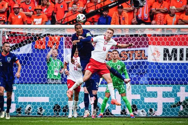 Header duel aerial duel Virgil van Dijk Netherlands, 04 , Adam Buksa Poland, 16 GER, Poland vs Netherlands, European Football Championship, UEFA Euro 2024, Matchday 1, 16 06 2024 GER, Poland vs Netherlands, European Football Championship, UEFA Euro 2024, Matchday 1, 16 06 2024 Hamburg Copyright: xEibner-Pressefoto MarcelxvonxFehrnx EP_MFN