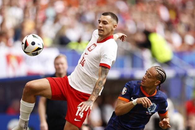 HAMBURG - (l-r) Jakub Kiwior of Poland, Xavi Simons of Holland during the UEFA EURO, EM, Europameisterschaft,Fussball 2024 group D match between Poland and Netherlands at Volksparkstadion on June 16, 2024 in Hamburg, Germany. ANP MAURICE VAN STEEN UEFA EURO 2024 2024 xVIxANPxSportx xxANPxIVx 501238512 originalFilename: 501238512.jpg