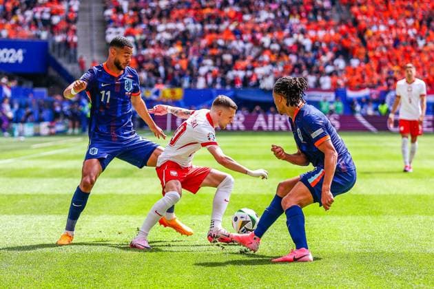 HAMBURG 16.06.2024 MECZ I RUNDA GRUPA D MISTRZOSTW EUROPY 2024: POLSKA - HOLANDIA --- FIRST ROUND GROUP D UEFA EURO, EM, Europameisterschaft,Fussball 2024 MATCH IN HAMBURG: POLAND - NETHERLANDS NZ CODY GAKPO SEBASTIAN SZYMANSKI NATHAN AKE FOT. PATRYK PINDRAL 400MM.PL NEWSPIX.PL --- Newspix.pl  20240616_PP83_PPP_0942