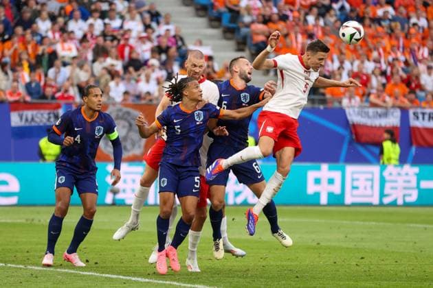 HAMBURG 16.06.2024 MECZ I RUNDA GRUPA D MISTRZOSTW EUROPY 2024: POLSKA - HOLANDIA --- FIRST ROUND GROUP D UEFA EURO, EM, Europameisterschaft,Fussball 2024 MATCH: POLAND - THE NETHERLANDS NATHAN AKE BARTOSZ SALAMON STEFAN DE VRIJ JAN BEDNAREK FOT. PIOTR KUCZA FOTOPYK NEWSPIX.PL --- Newspix.pl  240616PYK0116