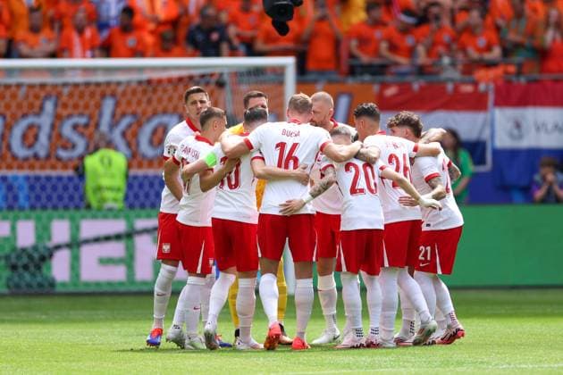 HAMBURG 16.06.2024 MECZ I RUNDA GRUPA D MISTRZOSTW EUROPY 2024: POLSKA - HOLANDIA --- FIRST ROUND GROUP D UEFA EURO, EM, Europameisterschaft,Fussball 2024 MATCH POLAND - HOLLAND AT VOLKSPARKSTADION IN HAMBURG NZ DRUZYNA PRZED MECZEM ADAM BUKSA JAN BEDNAREK SEBASTIAN SZYMANSKI KACPER URBANSKI FOT. JACEK STANISLAWEK 400mm.pl NEWSPIX.PL --- Newspix.pl  STA16062024_5198
