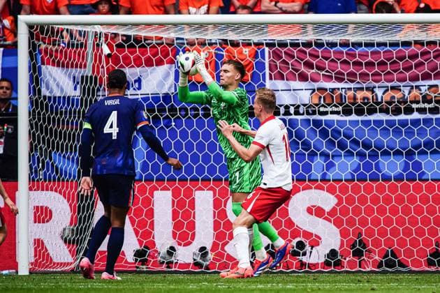 Bart Verbruggen Netherlands, 01 haelt Ball GER, Poland vs Netherlands, European Football Championship, UEFA Euro 2024, Matchday 1, 16 06 2024 GER, Poland vs Netherlands, European Football Championship, UEFA Euro 2024, Matchday 1, 16 06 2024 Hamburg Copyright: xEibner-Pressefoto MarcelxvonxFehrnx EP_MFN