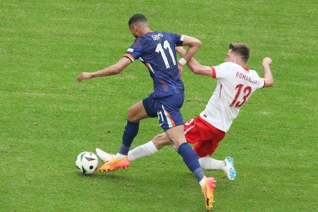 Hamburg, Germany, 16 06 2024 Volksparkstadion European Football Championship 2024, Group D, Poland Netherlands Cody Gakpo 11, Netherlands and Taras Romanczuk 13, Poland in a duel Copyright: xdtsxNachrichtenagenturx dts_40438