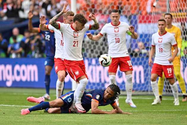 GER, Euro 2024, Group D, Poland POL vs Netherlands NED 16 06 2024, Volksparkstadion, GER, Euro 2024, Group D, Poland POL vs Netherlands NED in the picture Nicola Zalewski POL 21 tries to assert himself against Nathan Aké NED 05 nordphotoxGmbH xWitke nph00002