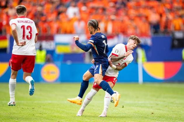 UEFA EURO 2024 Poland Netherlands 16 06 2024 Nicola Zalewski Poland, 21 , Xavi Simons Netherlands, 7 UEFA EURO 2024 Poland Netherlands Volksparkstadion, Hamburg 16 06 2024 Copyright: xBEAUTIFULxSPORTS Buriakovx