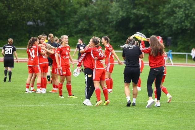 Soccer I Women I Promotion match 2 Bundesliga I SV Henstedt Ulzburg 1 FC Union Berlin I 16 06 2024 1 FC Union Berlin women celebrate promotion to the 2 Bundesliga with beer showers Henstedt Ulzburg Beckersbergstadion Schleswig Holstein Germany Copyright: xLobeca RHx