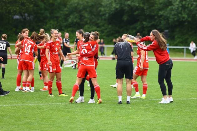 Soccer I Women I Promotion match 2 Bundesliga I SV Henstedt Ulzburg 1 FC Union Berlin I 16 06 2024 1 FC Union Berlin women celebrate promotion to the 2 Bundesliga with beer showers Henstedt Ulzburg Beckersbergstadion Schleswig Holstein Germany Copyright: xLobeca RHx
