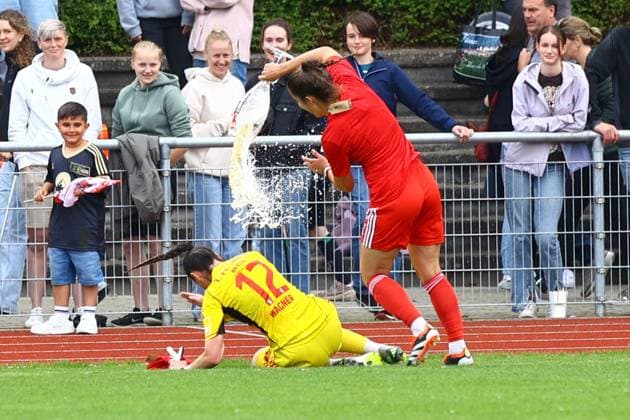Soccer I Women I Promotion match 2 Bundesliga I SV Henstedt Ulzburg 1 FC Union Berlin I 16 06 2024 1 FC Union Berlin Women celebrate promotion to the 2 Bundesliga with beer showers Melanie Wagner 12, 1 FC Union Berlin Women Henstedt Ulzburg Beckersbergstadion Schleswig Holstein Germany Copyright: xLobeca RHx
