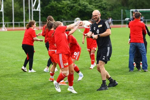 Soccer I Women I Promotion match 2 Bundesliga I SV Henstedt Ulzburg 1 FC Union Berlin I 16 06 2024 1 FC Union Berlin women celebrate promotion to the 2 Bundesliga with beer showers Henstedt Ulzburg Beckersbergstadion Schleswig Holstein Germany Copyright: xLobeca RHx
