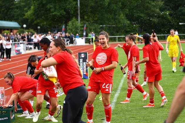 Soccer I Women I Promotion match 2 Bundesliga I SV Henstedt Ulzburg 1 FC Union Berlin I 16 06 2024 1 FC Union Berlin Women celebrate promotion to the 2 Bundesliga with beer showers Ginger Schulz 14, 1 FC Union Berlin Women Henstedt Ulzburg Beckersbergstadion Schleswig Holstein Germany Copyright: xLobeca RHx