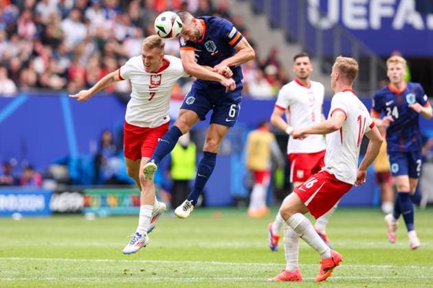 2024-06-16 Poland v Netherlands - Group D - UEFA EURO, EM, Europameisterschaft,Fussball 2024 HAMBURG, GERMANY - JUNE 16: Karol Swiderski of Poland battles for the ball with Stefan De Vrij of the Netherlands during the Group D - UEFA EURO 2024 match between Poland and Netherlands at Volksparkstadion on June 16, 2024 in Hamburg, Germany. (Photo by Peter Lous BSR Agency) Hamburg Germany Content not available for redistribution in The Netherlands directly or indirectly through any third parties. Copyright: xBSRxAgencyx