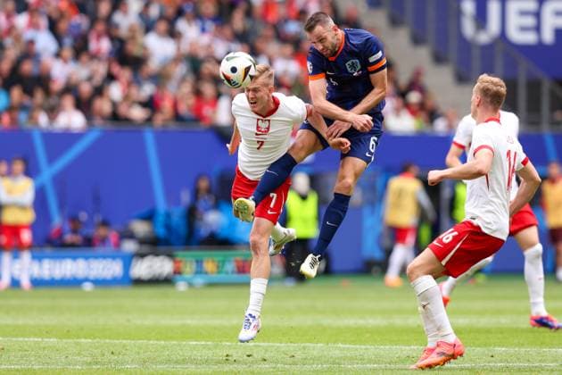 2024-06-16 Poland v Netherlands - Group D - UEFA EURO, EM, Europameisterschaft,Fussball 2024 HAMBURG, GERMANY - JUNE 16: Karol Swiderski of Poland battles for the ball with Stefan De Vrij of the Netherlands during the Group D - UEFA EURO 2024 match between Poland and Netherlands at Volksparkstadion on June 16, 2024 in Hamburg, Germany. (Photo by Peter Lous BSR Agency) Hamburg Germany Content not available for redistribution in The Netherlands directly or indirectly through any third parties. Copyright: xBSRxAgencyx