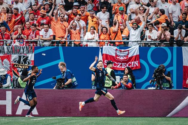 Soccer Men UEFA European Football Championship 2024 Group D Poland vs Netherlands 16 06 2024 Wout Weghorst 9, Netherlands scores a goal and cheers Hamburg Volksparkstadion Hamburg Germany