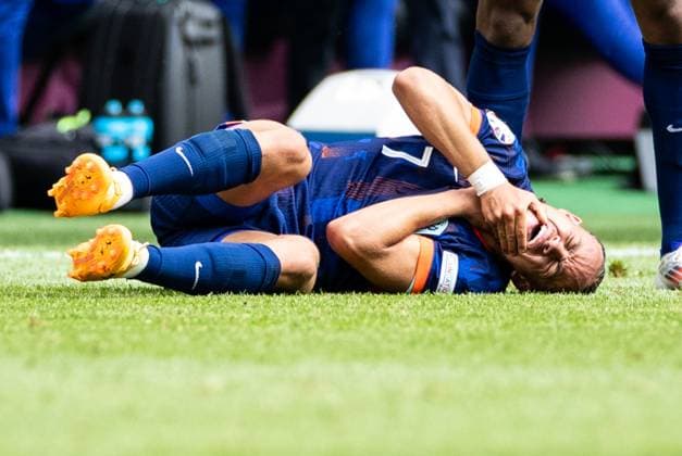 UEFA EURO 2024 Poland Netherlands 16 06 2024 Xavi Simons Netherlands, 7 lies on the turf after the foul UEFA EURO 2024 Poland Netherlands Volksparkstadion, Hamburg 16 06 2024 Copyright: xBEAUTIFULxSPORTS Buriakovx