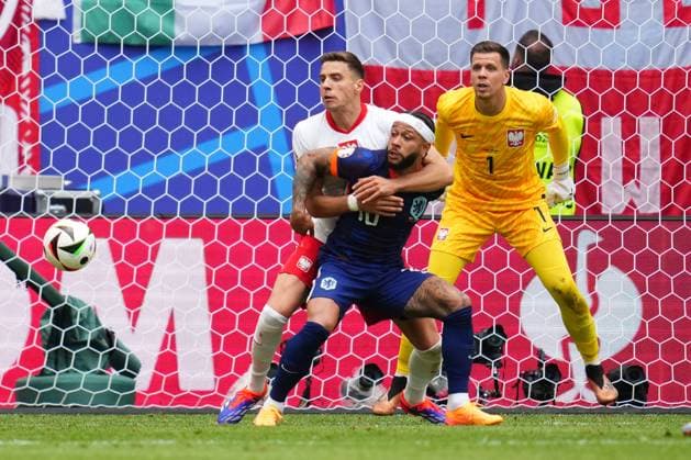 GER: Poland v Netherlands. UEFA EURO, EM, Europameisterschaft,Fussball 2024 Jan Bednarek of Poland and Memphis Depay of Netherlands during the UEFA Euro 2024 match between Poland and Netherlands, Group D, date 1, played at Volksparkstadion on June 16, 2024 in Hamburg, Germany. kpng Copyright: xBaguxBlancox xxPRESSINPHOTOx PS_240616_POL_HOL_071