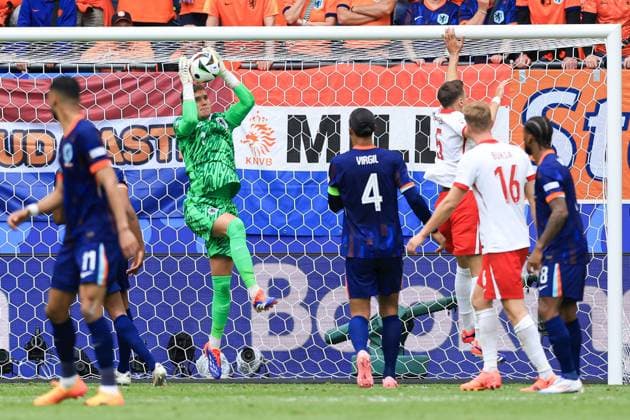 Bart Verbruggen of The Netherlands saves Poland v Netherlands, UEFA European Championship, EM, Europameisterschaft 2024, Group D, Football, Volksparkstadion, Hamburg, Germany, 16 Jun 2024 EDITORIAL USE ONLY No use with unauthorised audio, video, data, fixture lists, club league logos or live services. Online in-match use limited to 120 images, no video emulation. No use in betting, games or single club league player publications. Copyright: xMattxWest Shutterstockx 14539367ei