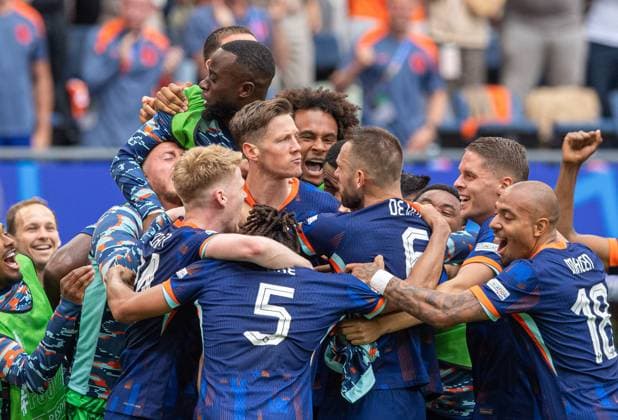 Football, Men, Season 2023 24, Euro 2024 Group D 1 Matchday in Hamburg, Poland Netherlands, Dutch cheering after goal to 1-2 by Wout Weghorst Netherlands , 16 06 2024, Copyright: xSebastianxRäppold MatthiasxKochx