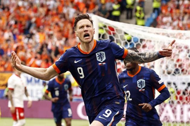 HAMBURG - Wout Weghorst of Holland scores the 1-2 during the UEFA EURO, EM, Europameisterschaft,Fussball 2024 group D match between Poland and the Netherlands at the Volksparkstadion on June 16, 2024 in Hamburg, Germany. ANP MAURICE VAN STEEN UEFA EURO 2024 2024 xVIxANPxSportx xxANPxIVx 501240648 originalFilename: 501240648.jpg
