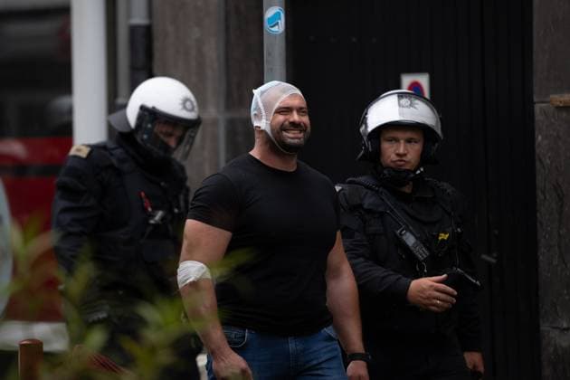 Sport Bilder des Tages GELSENKIRCHEN, GERMANY - JUNE 16: Police secure the area outside a restaurant where a Serbia fan was attacked by a masked fan in Gelsenkirchen city centre of before the UEFA EURO, EM, Europameisterschaft,Fussball 2024 group stage match between Serbia and England at Arena AufSchalke on June 16, 2024 in Gelsenkirchen, Germany.Photo by Sebastian Frej Serbia v England: Group C - UEFA EURO 2024 Copyright: xSebastianxFrejx
