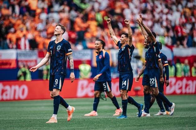 Soccer Men UEFA European Football Championship 2024 Group D Poland vs Netherlands 16 06 2024 v l Wout Weghorst 9, Netherlands Nathan Ake 5, Netherlands Tijjani Reijnders 14, Netherlands and Denzel Dumfries 22, Netherlands are happy with the fans Hamburg Volksparkstadion Hamburg Germany