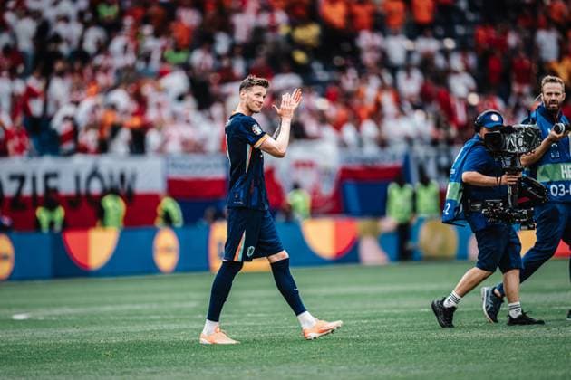 Soccer Men UEFA European Football Championship 2024 Group D Poland vs Netherlands 16 06 2024 Wout Weghorst 9, Netherlands applauded after the match Hamburg Volksparkstadion Hamburg Germany