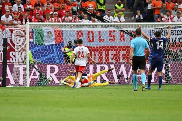 GER, Euro 2024, Group D, Poland POL vs Netherlands NED 16 06 2024, Volksparkstadion, GER, Euro 2024, Group D, Poland POL vs Netherlands NED in the picture Wout Weghorst NED 09 shoots the goal to 2 1 for the Netherlands past goalkeeper Wojciech Szczesny Goal Keeper POL 01 nordphotoxGmbH xWitke nph00002