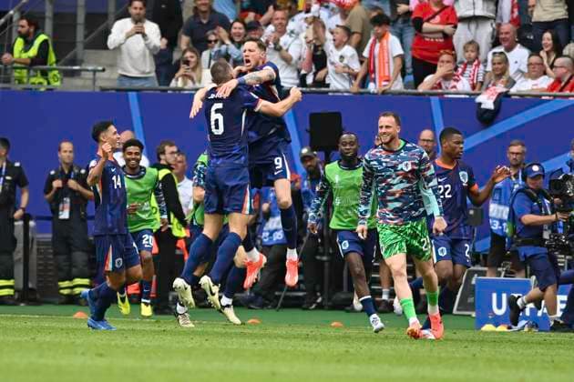 GER, Euro 2024, Group D, Poland POL vs Netherlands NED 16 06 2024, Volksparkstadion, GER, Euro 2024, Group D, Poland POL vs Netherlands NED in the picture Wout Weghorst NED 09 shoots the goal to 2 1 for the Netherlands past goalkeeper Wojciech Szczesny Goal Keeper POL 01 and cheers with the team nordphotoxGmbH xWitke nph00002