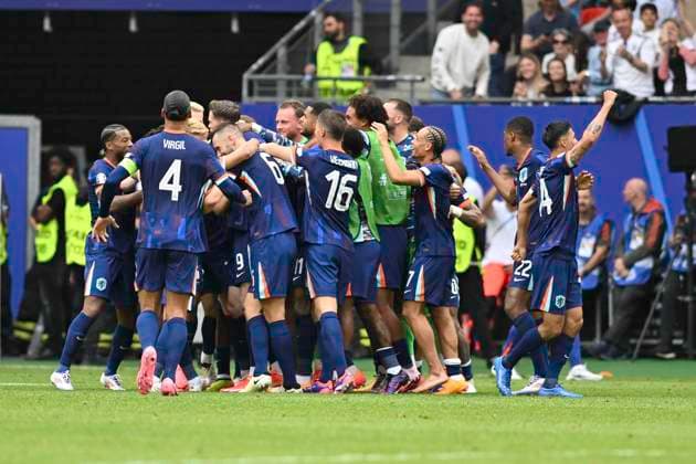 GER, Euro 2024, Group D, Poland POL vs Netherlands NED 16 06 2024, Volksparkstadion, GER, Euro 2024, Group D, Poland POL vs Netherlands NED in the picture Wout Weghorst NED 09 shoots the goal to 2 1 for the Netherlands past goalkeeper Wojciech Szczesny Goal Keeper POL 01 and cheers with the team nordphotoxGmbH xWitke nph00002
