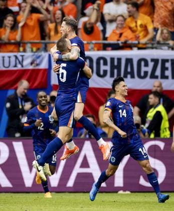 HAMBURG - Wout Weghorst of Holland celebrates with his team the 1-2 against Poland during the UEFA EURO, EM, Europameisterschaft,Fussball 2024 group D match between Poland and the Netherlands at the Volksparkstadion on June 16, 2024 in Hamburg, Germany. ANP KOEN VAN WEEL UEFA EURO 2024 2024 xVIxANPxSportx xxANPxIVx 501241515 originalFilename: 501241515.jpg