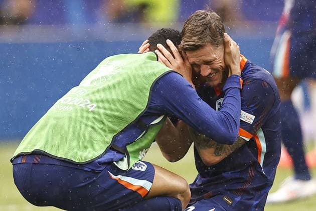 HAMBURG - (l-r) Cody Gakpo of Holland, Wout Weghorst of Holland celebrate the 1-2 victory after the UEFA EURO, EM, Europameisterschaft,Fussball 2024 group D match between Poland and the Netherlands at the Volksparkstadion on June 16, 2024 in Hamburg, Germany. ANP MAURICE VAN STEEN UEFA EURO 2024 2024 xVIxANPxSportx xxANPxIVx 501241690 originalFilename: 501241690.jpg