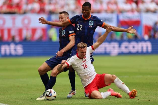 Poland v Netherlands: Group D - UEFA EURO, EM, Europameisterschaft,Fussball 2024 Adam Buksa of Poland and Denzel Dumfries of the Netherlands are in action during the UEFA EURO 2024 group stage match between Poland and the Netherlands at Volksparkstadion in Hamburg, Germany, on June 16, 2024. Hamburg Germany  Copyright: xMohamadxHosainix originalFilename:amirhosseini-polandvn240616_npyAT.jpg
