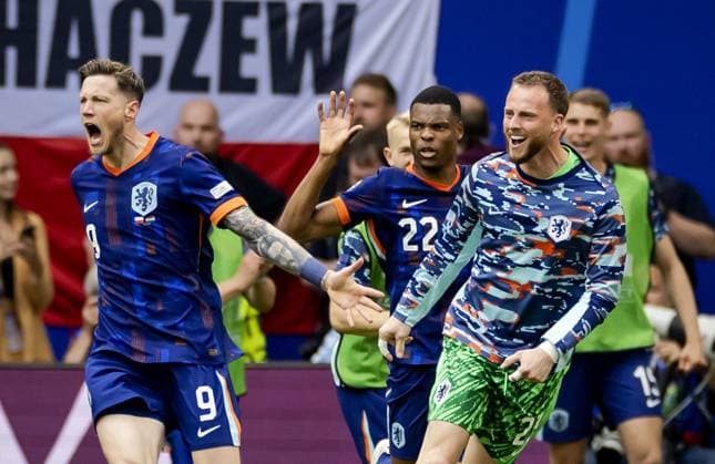 HAMBURG - Wout Weghorst of Holland celebrates with his team the 1-2 against Poland during the UEFA EURO, EM, Europameisterschaft,Fussball 2024 group D match between Poland and the Netherlands at the Volksparkstadion on June 16, 2024 in Hamburg, Germany. ANP KOEN VAN WEEL UEFA EURO 2024 2024 xVIxANPxSportx xxANPxIVx 501241736 originalFilename: 501241736.jpg