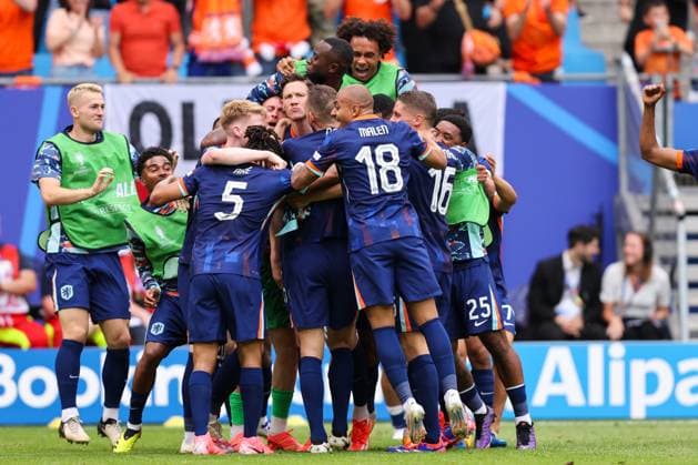2024-06-16 Poland v Netherlands - Group D - UEFA EURO, EM, Europameisterschaft,Fussball 2024 HAMBURG, GERMANY - JUNE 16: Wout Weghorst of the Netherlands celebrates after scoring the team s second goal with Lutsharel Geertruida of the Netherlands, Matthijs De Ligt of the Netherlands, Virgil van Dijk of the Netherlands, Nathan Ake of the Netherlands, Stefan De Vrij of the Netherlands, Xavi Simons of the Netherlands, Georginio Wijnaldum of the Netherlands, Memphis Depay of the Netherlands, Cody Gakpo of the Netherlands, Jeremy Frimpong of the Netherlands, Justin Bijlow of the Netherlands, Tijjani Reijnders of the Netherlands, Joey Veerman of the Netherlands, Daley Blind of the Netherlands, Donyell Malen of the Netherlands, Brian Brobbey of the Netherlands, Ian Maatsen of the Netherlands, Joshua Zirkzee of the Netherlands, Denzel Dumfries of the Netherlands, Mark Flekken of the Netherlands, Jerdy Schouten of the Netherlands, Steven Bergwijn of the Netherlands and Ryan Gravenberch of the Netherlands during the Group D - UEFA EURO 2024 match between Poland and Netherlands at Volksparkstadion on June 16, 2024 in Hamburg, Germany. (Photo by Peter Lous BSR Agency) Hamburg Germany Content not available for redistribution in The Netherlands directly or indirectly through any third parties. Copyright: xBSRxAgencyx