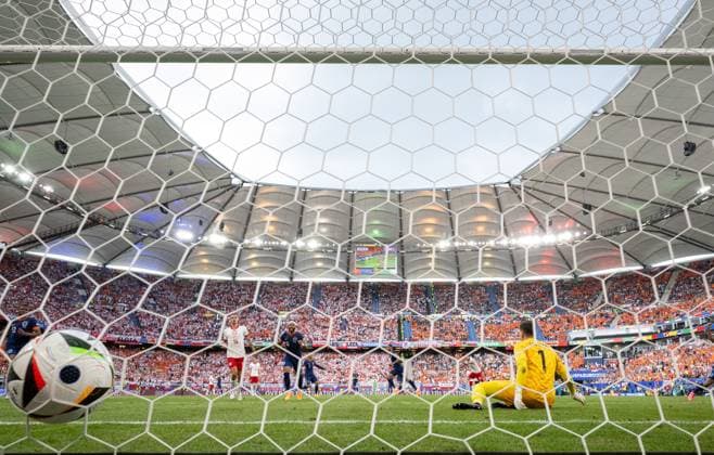(240616) -- HAMBURG, June 16, 2024 -- Wojciech Szczesny (1st R), goalkeeper of Poland, fails to save the ball during the UEFA EURO, EM, Europameisterschaft,Fussball 2024 Group D match between Poland and the Netherlands in Hamburg, Germany on June 16, 2024. ) (SP)GERMANY-HAMBURG-FOOTBALL-EURO 2024-POLAND VS THE NETHERLANDS XiaoxYijiu 