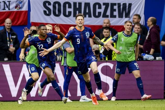 HAMBURG - Wout Weghorst of Holland celebrates with his team the 1-2 against Poland during the UEFA EURO, EM, Europameisterschaft,Fussball 2024 group D match between Poland and the Netherlands at the Volksparkstadion on June 16, 2024 in Hamburg, Germany. ANP KOEN VAN WEEL UEFA EURO 2024 2024 xVIxANPxSportx xxANPxIVx 501241973 originalFilename: 501241973.jpg