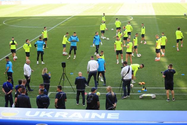 EURO 2024, Nationalteam Ukraine, Training EURO 2024 GERMANY UEFA FOOTBALL Pierre Teyssot MAXPPP ; EURO 2024 GERMANY UEFA FOOTBALL. Munich, Germany on June 16, 2024. Ukraine Team with leader Viktor Tsygankov and trainer Serhiy Rebrov on trainings one day ahead of the match vs Romania. Pierre Teyssot Maxppp Munich Allianz Arena Munich Stadium Bavaria Germany  Copyright: xMAXPPPxPierrexTeyssotx PT1_6502 PT1_6502