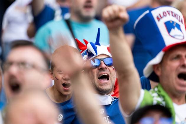240616 Fans of Slovenia ahead of the UEFA Euro 2024 Football Championship match between Slovenia and Denmark on June 16, 2024 in Stuttgart Photo Mathias Bergeld BILDBYRAN code MB MB0936 fotboll football soccer fotballs em europamästerskap em uefa euro uefa european football championship euro 2024 slovenien slovenia danmark denmark bbeng publik  Copyright: MATHIASxBERGELD BB240616MB025