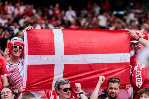 UEFA EURO 2024 Slovenia Denmark 16 06 2024 Danish fans with flag Stine will you marry me UEFA EURO 2024 Slovenia Denmark Stuttgart Arena, Stuttgart on 16 06 2024 Copyright: xBEAUTIFULxSPORTS Wunderlx