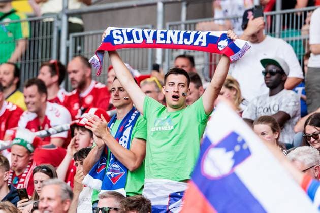 UEFA EURO 2024 Slovenia Denmark 16 06 2024 Slovenian fans hold up scarves UEFA EURO 2024 Slovenia Denmark Stuttgart Arena, Stuttgart on 16 06 2024 Copyright: xBEAUTIFULxSPORTS Wunderlx