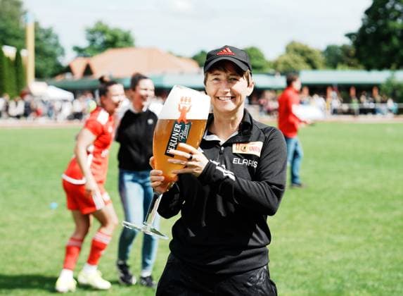 Soccer, Women, Season 2023 2024, Promotion match to 2 Bundesliga second leg , SV Henstedt Ulzburg 1 FC Union Berlin 0 2 , Coach Ailien Poese 1 Women 1 FC Union with beer glass, cheering after promotion, 16 06 2024, Copyright: xMatthiasxKochx